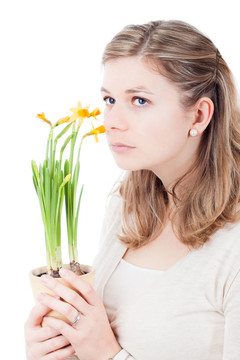 悲傷憂郁的女人抱著花盆和聞花