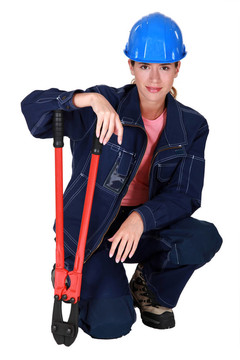 帶鉗子的女建筑工人。
