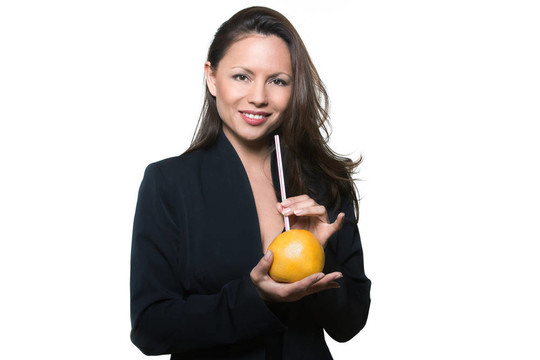美麗的女人與橙汁的肖像