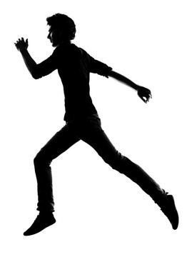 年輕人奔跑剪影