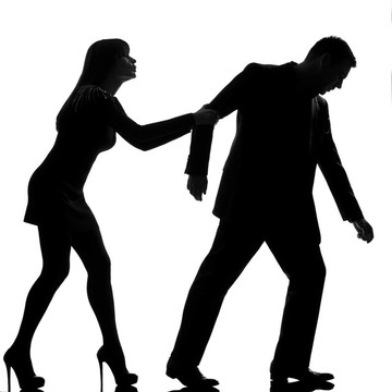 一對白人夫婦爭執(zhí)分離男子離開和女人在工作室的背影隱藏在白色背景隔離