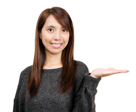 用手展示的女人