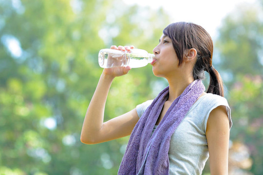 女子運動后喝水