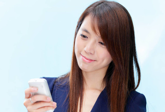 亞洲婦女使用手機(jī)