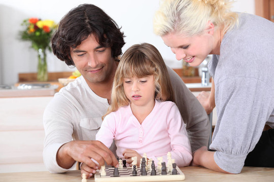 年輕家庭下棋