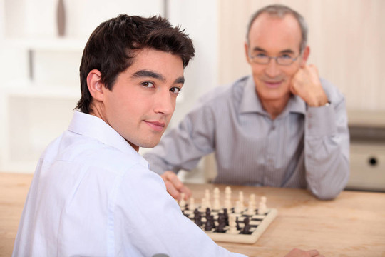 年輕人和他爺爺下棋