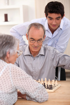 年輕人看老夫婦下棋