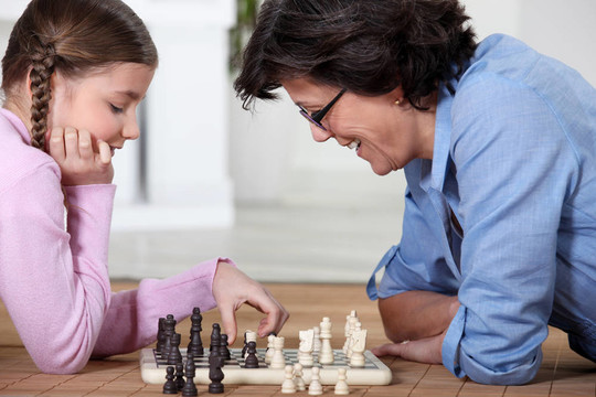 女孩和奶奶下棋