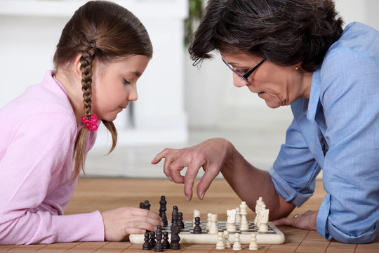 與奶奶下棋的少女
