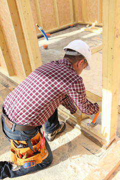 Carpenter在門口。