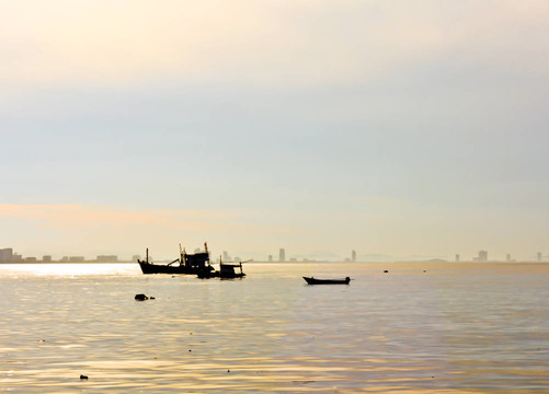 船在海上航行