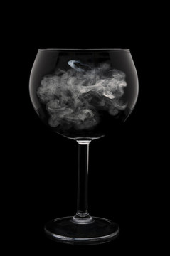Wine Glass在黑與煙在碗里