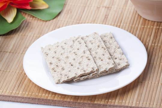 餅干在盤子里
