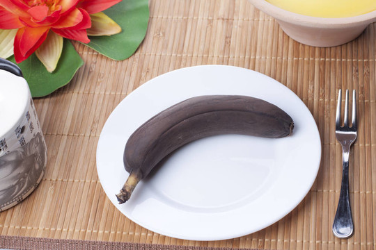 盤子里的棕色香蕉