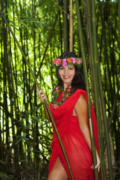 在竹林的波利尼西亞人的女人