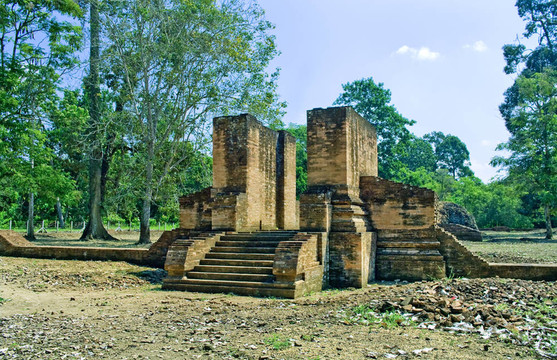 對(duì)河口占碑寺。