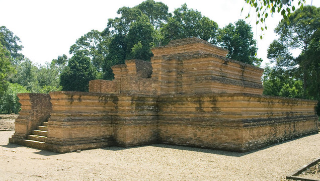 對(duì)河口占碑寺。