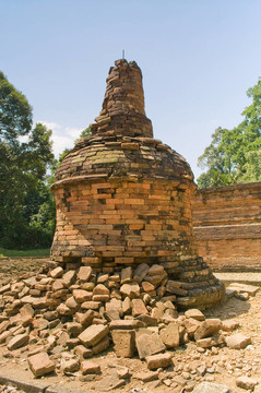 對(duì)河口占碑寺。