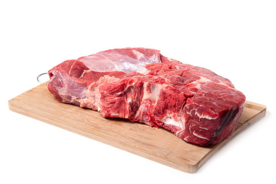 廚房盤子上的大塊肉