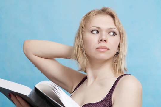 年輕漂亮的女人打開書