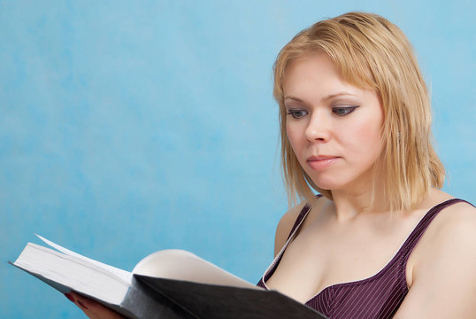美麗的女人與開放的書