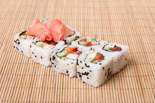 餐巾上的日本料理壽司
