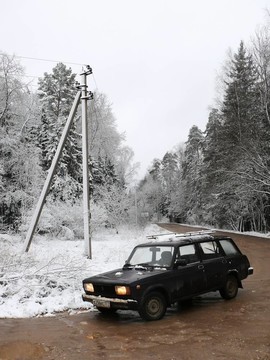 舊汽車。冬天。林道。