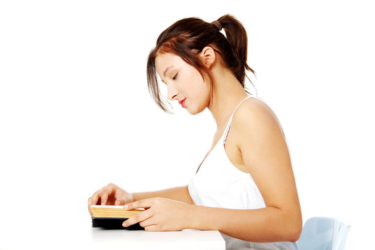 漂亮女孩讀書。
