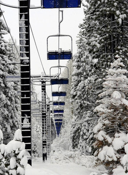 空的滑雪纜車