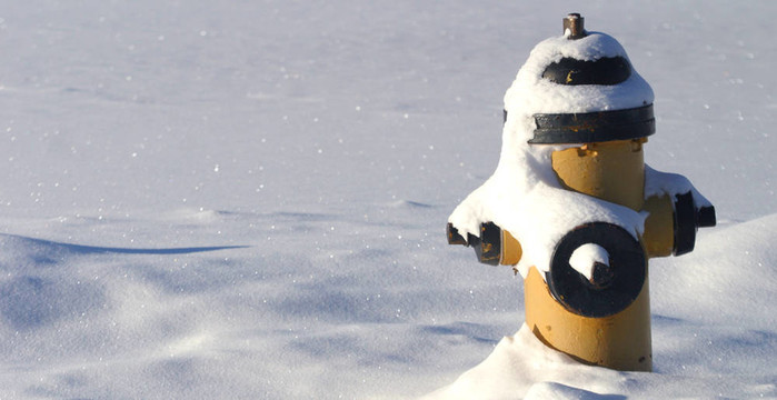 雪中的消防栓