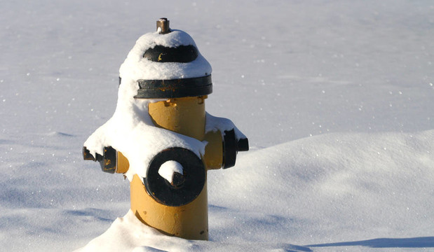 雪中的消防栓