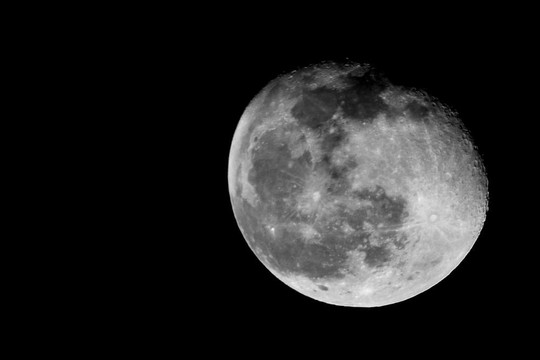 高對(duì)比度的Moon