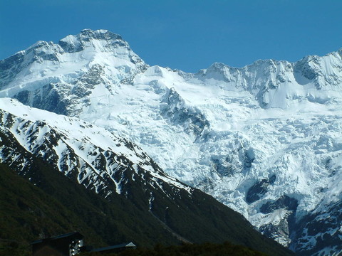 積雪的山峰