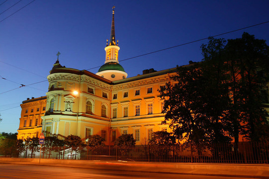 夜晚的城市。Mihaylovskiy（工程）的城堡