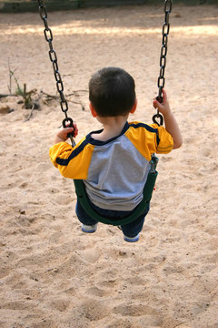 男孩蕩公園