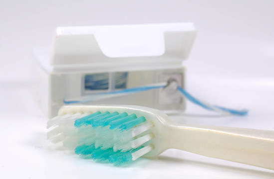 刷牙和使用牙線