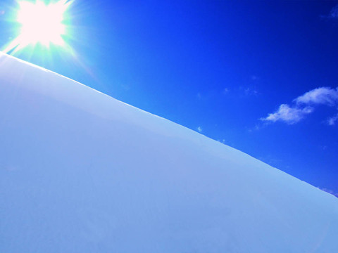 雪天空和太陽