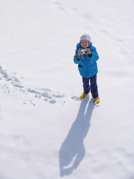 女孩在snowfeeld