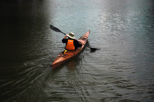 男人canoing