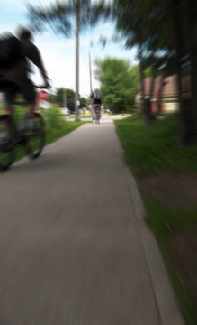 模糊的騎自行車的人