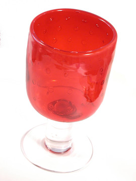 紅色的玻璃酒杯
