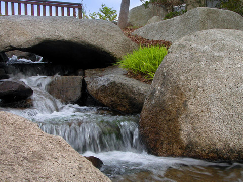 有一座橋