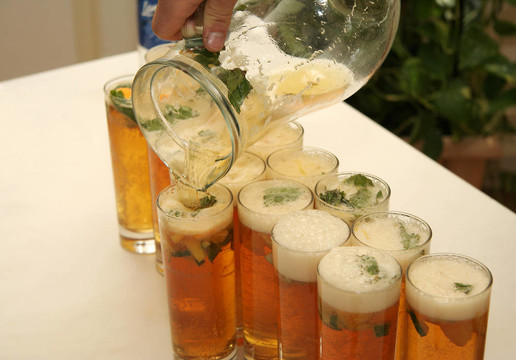 接待飲料被潑