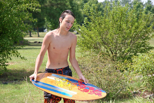 男性青少年淺水沖浪板
