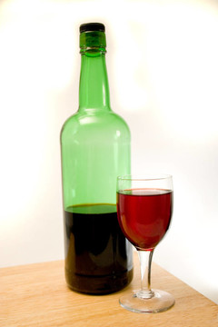 酒瓶和玻璃