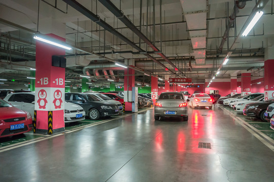 商業(yè)中心停車場(chǎng)