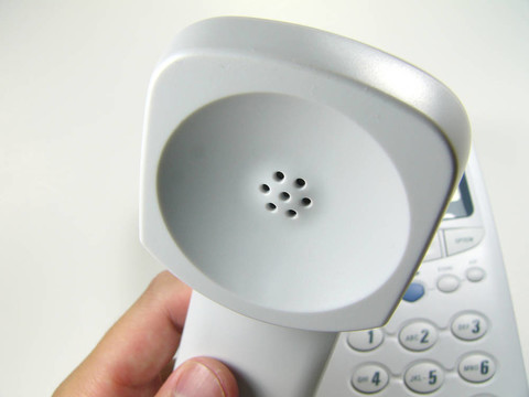 一方面，電話