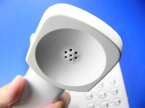 一方面，電話