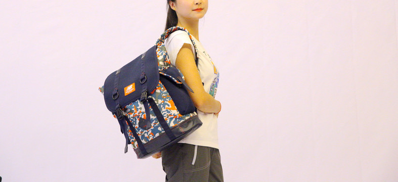 背包的女青年