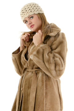 美麗的年輕女子在帽子和Fur Winter Coat